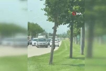 Bursa'da ters şeritten giden otomobil, trafiği böyle kilitledi