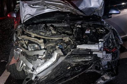Bankette duran otomobile çarpan araç hurdaya döndü: 6 yaralı