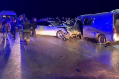 2 araç kafa kafaya çarpıştı: 1 ölü, 12 yaralı