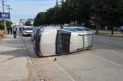 Bursa'da kaldırıma çarpan araç yan yattı: 2 yaralı