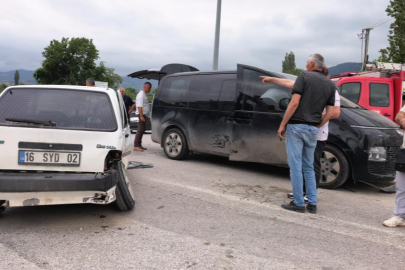 Bursa’da minibüs ile otomobil çarpıştı: Çok sayıda yaralı var
