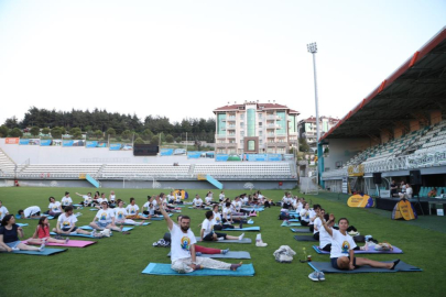 Nilüfer'de sağlıklı yaşlanma için yoga yaptılar