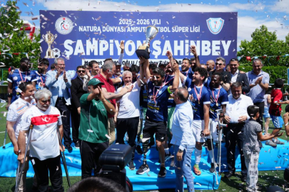 Şahinbey Ampute Futbol Takımı şampiyonluk kupasını kaldırdı