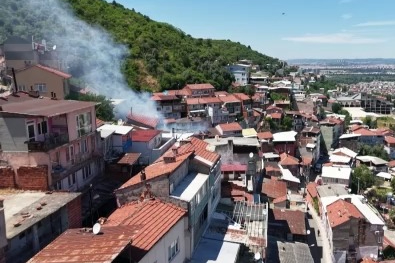 Bursa’da 4 ev alevlere teslim oldu