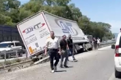 Karacabey’de ön lastiği patlayan TIR refüje girdi
