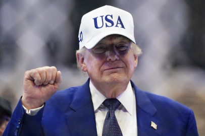 Trump: Gemiler Hürmüz Boğazı'ndan geçmeye başladı
