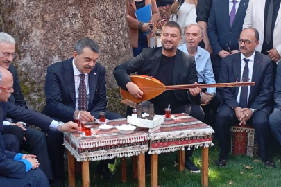 Bakan Tekin Bursa'da çınar altında türkü söyledi