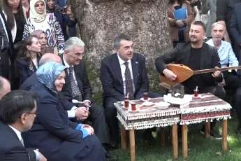 Bakan Tekin Bursa'da çınar altında türkü söyledi