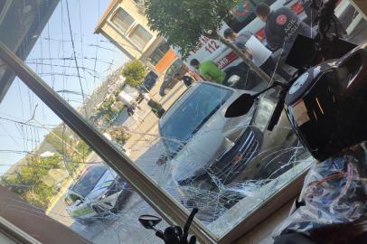 Bursa'da ehliyetsiz sürücü motosiklet mağazasına daldı