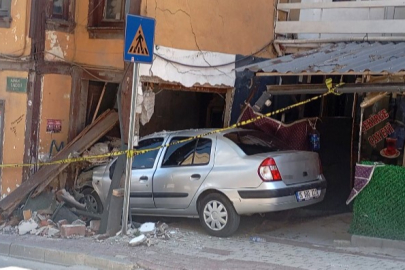 Bursa'da freni boşalan otomobil eve girdi