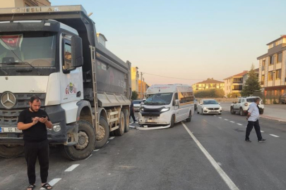 Kamyona arkadan çarpan servisin sürücüsü ağır yaralandı