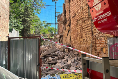 Kadıköy'de yıkım sırasında 2 işçi göçük altında kaldı