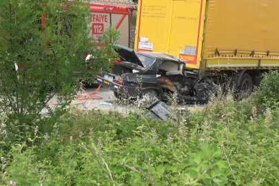 Park halindeki tıra çarpan otomobilde 2 kişi hayatını kaybetti