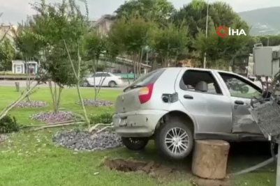 Bursa'da takla atan araçtan burunları kanamadan çıktılar