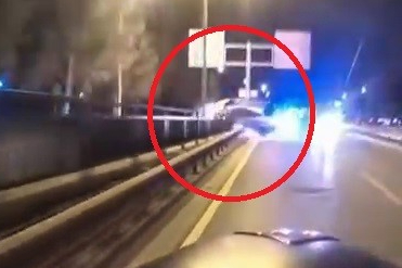 Bursa’da otomobil bariyerlere çarpıp takla attı