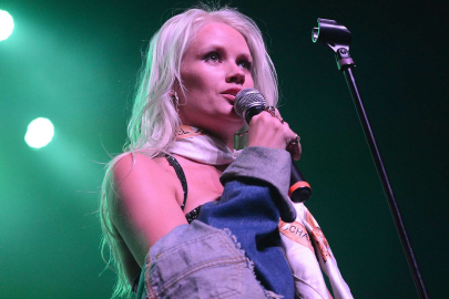 Lauren Bennett, hayranlarını yasa boğdu