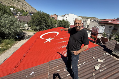 Vatan sevgisini evinin çatısına işledi