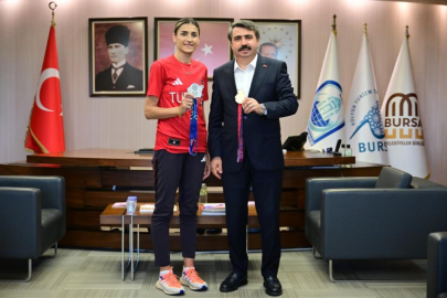 Milli tekvandocu Hatice Kübra İlgün, madalya sevincini Oktay Yılmaz'la paylaştı