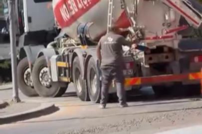 Beton mikserden taşan beton yola döküldü