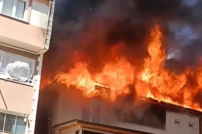 Bursa'da 3 katlı binanın çatısı alevlere teslim oldu
