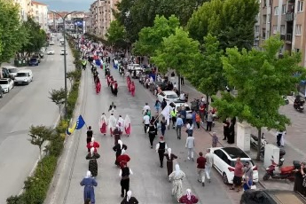 Dünyanın renklerini İnegöl’de buluşturan festival başladı