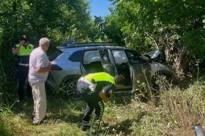 Bursa'da lastiği patlayan cip şarampole uçtu: 3 yaralı