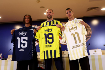 Fenerbahçe yeni transferleri için imza töreni düzenledi