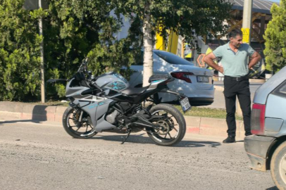 İnegöl'de motosiklet hafif ticari araca arkadan çarptı