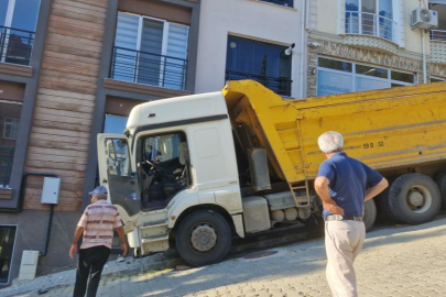 Freni boşalan kamyon eve çarptı