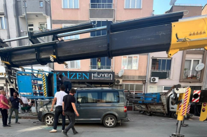 Bursa'da yük asansörü, minibüsün üzerine devrildi
