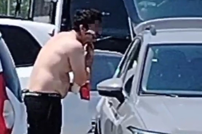Otomobil camını ayna yaptı, yol kenarında tıraş oldu