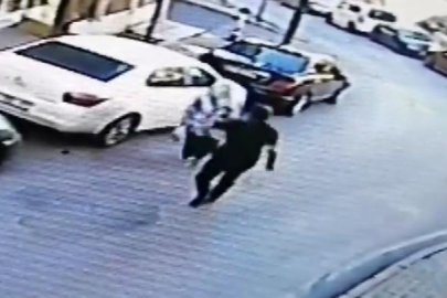 Yolda yürüyen kadının ensesine vurup kaçtı