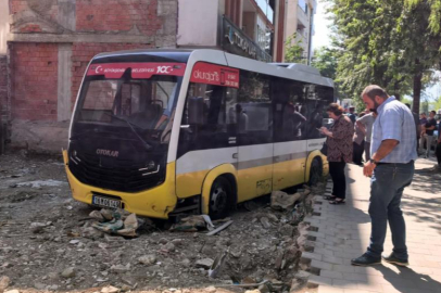Bursa'da kaza yapan minibüs boş arsaya uçtu