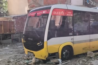 Bursa'da kaza yapan minibüs boş arsaya uçtu