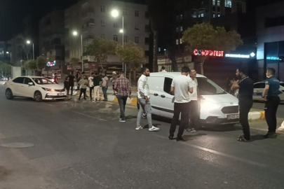Kaza yapan araçlar polis memurunu ezdi