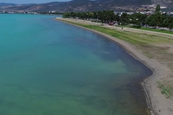 Turkuaza bürünen İznik Gölü mest etti