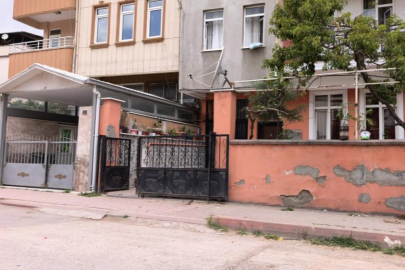 Bursa'da 3 yaşındaki çocuk demir kapının altında kaldı