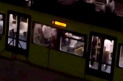 Bursa'da metroda tekmeler havada uçuştu