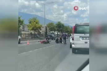 İnegöl'de otomobil motosiklete çarptı: 2 yaralı