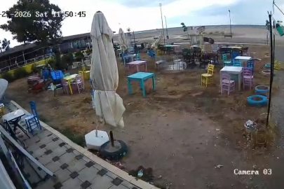 Bursa'da fırtına sahili süpürdü, kafenin masaları yer değiştirdi
