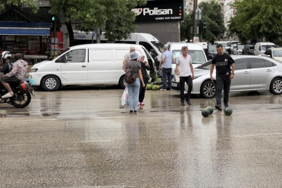 Bursa'da kamyonetin arka kapağı açılınca karpuzlar yola saçıldı