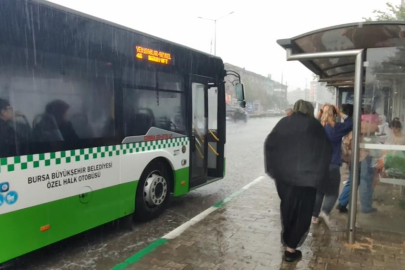 Bursa'da yollar göle döndü, vatandaşlar zor anlar yaşadı