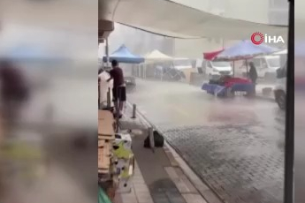 Karacabey'de şiddetli yağmur yolları göle çevirdi