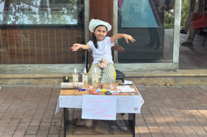 Bursa'da minik Hüma, hayali için tezgah açtı
