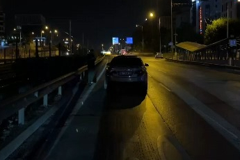 Bursa'da yolun karşısına geçen adama otomobil çarptı