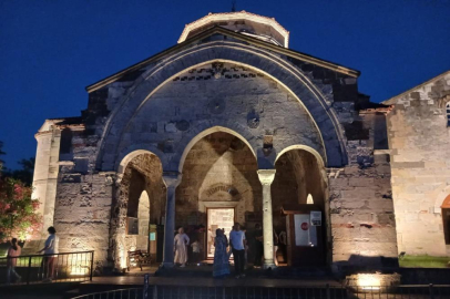 Akşamları ışıklandırılan Ayasofya kendine hayran bırakıyor