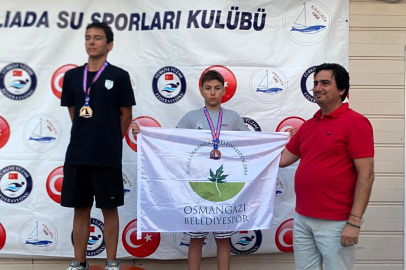 Osmangazi’nin genç yüzücüleri kürsüyü bırakmadı