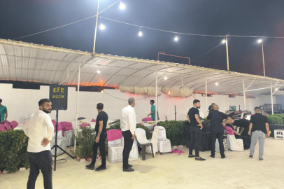 Düğünde çıkan yangına aldırış etmeden halaya devam ettiler