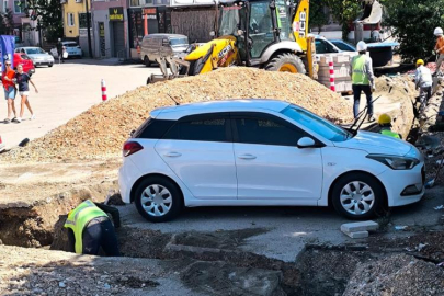 Bursa'da sahibine ulaşılamayan otomobilin etrafını kazdılar