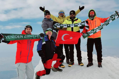 Bursalı dağcılardan zirvede Bursaspor mesajı